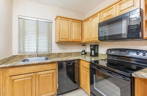 Oak Creek Hotel | Charming Couple Retreat w/Kitchen & Balcony | Hotel w/Scenic Red Rocks Views
