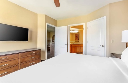 Oak Creek Hotel | Charming Couple Retreat w/Kitchen & Balcony | Hotel w/Scenic Red Rocks Views