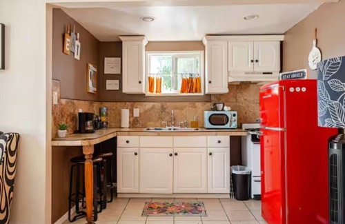 Leimert Park Cottage | Charming Cozy 2-bedroom cottage in amazing Los Angeles with WiFi, AC