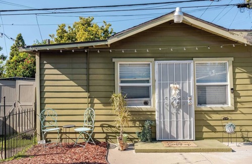 Leimert Park Cottage | Charming Cozy 2-bedroom cottage in amazing Los Angeles with WiFi, AC