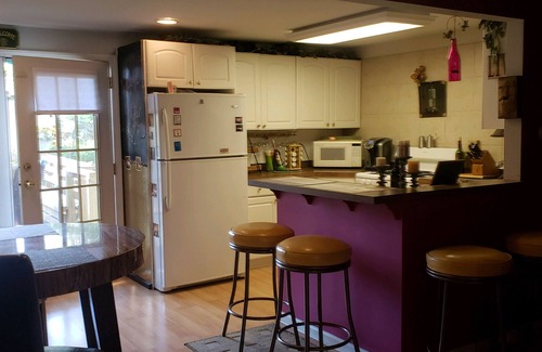 Lewiston House | Charming cozy bungalo minutes to Niagara Falls adjacent to Canadian border