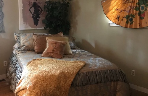 Lewiston House | Charming cozy bungalo minutes to Niagara Falls adjacent to Canadian border