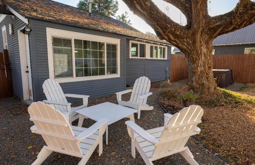 Coeur d'Alene House | Charming Cozy Cottage with Hot Tub
