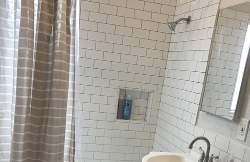 Lake Balboa House | Charming Cozy Cottage/ Free Parking/ High Speed Internet