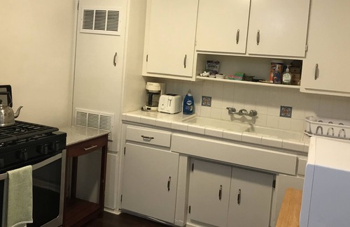 Lake Balboa House | Charming Cozy Cottage/ Free Parking/ High Speed Internet