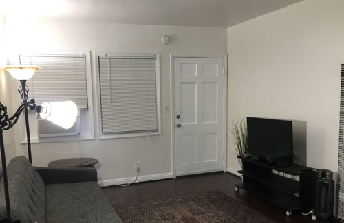 Lake Balboa House | Charming Cozy Cottage/ Free Parking/ High Speed Internet