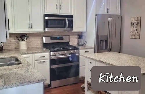 Middletown House | Charming & Cozy Cottage in Quiet Neighborhood