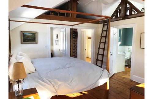 Kingston House | Charming, cozy, romantic 1851 Cottage All Seasons