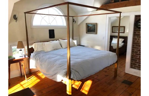 Kingston House | Charming, cozy, romantic 1851 Cottage All Seasons