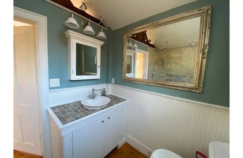 Kingston House | Charming, cozy, romantic 1851 Cottage All Seasons