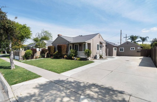 South of Conant Apartment | Charming Cozy Studio next to Heartwell Park with AC, W/D in Unit