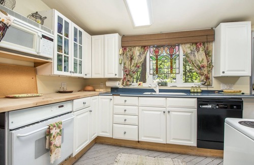 Munds Park Cabin | Charming Cozy Uniquely Furnished Rustic Cabin Steps to Forest Trails