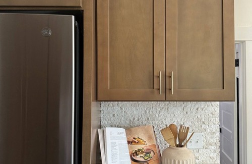 Ravenna House | Charming Craftsman Home-Away-from-Home in Ravenna with Luxury Gymn