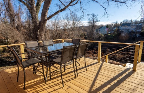 Locust Grove House | Charming Creekside Gem near Downtown