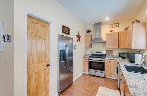 Darien House | Charming Darien Hideaway w/Porch, Near Downtown!