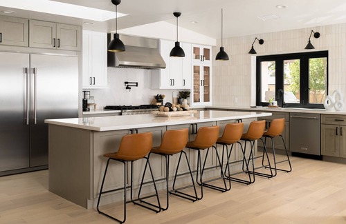La Tierra Estates House | Charming Desert Retreat w/pickle-ball, gym, theater & more!