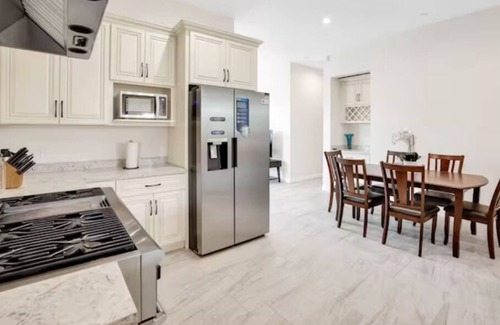 Northridge House | Charming Designer Villa Monthly Rental