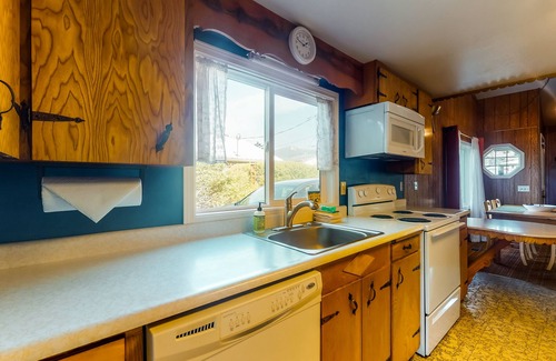 Rockaway Beach House | Charming, dog-friendly getaway w/a full kitchen & firepit - walk to the beach