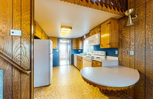 Rockaway Beach House | Charming, dog-friendly getaway w/a full kitchen & firepit - walk to the beach