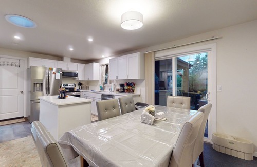 Port Orchard House | Charming Dog-friendly Home w/Enclosed Yard, Outdoor Hot Tub, Gas Grill, & W/D