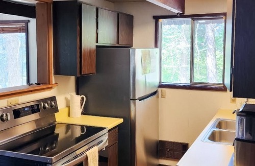 Roslyn Ridge Cabin | Charming dog-friendly cabin with firepit, balcony, grill, & W/D