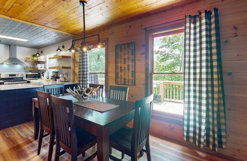 Ellijay House | Charming dog-friendly house with hot tub and gas fireplace