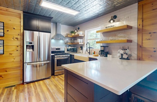 Ellijay House | Charming dog-friendly house with hot tub and gas fireplace