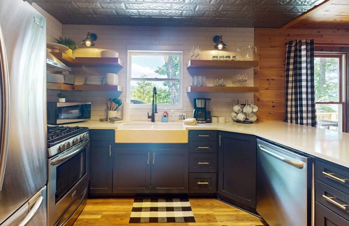 Ellijay House | Charming dog-friendly house with hot tub and gas fireplace