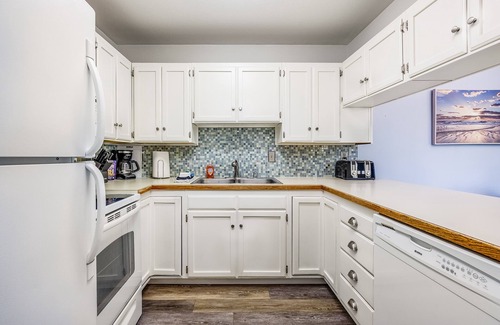 Sand Lake House | Charming dog-friendly home with a yard, grill, washer/dryer & cable