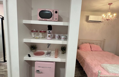 Lebanon Apartment | Charming Dolly Themed Studio on beautiful 40 Acres in Lebanon TN near Nashville