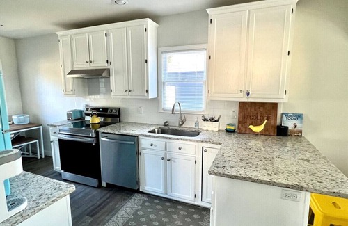 Wilmington House | Charming Downtown Cottage~Private Yard~Near Beach