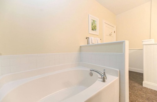 Edenton Bed & Breakfast | Charming downtown Edenton location with homemade breakfast daily
