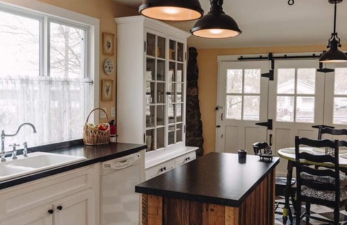 Williams House | Charming Downtown Historic Yellow House - Route 66 Retreat & Grand Canyon Nearby