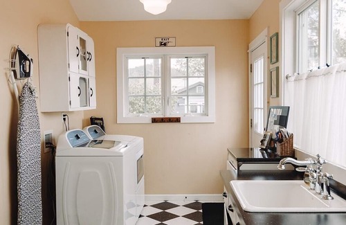Williams House | Charming Downtown Historic Yellow House - Route 66 Retreat & Grand Canyon Nearby