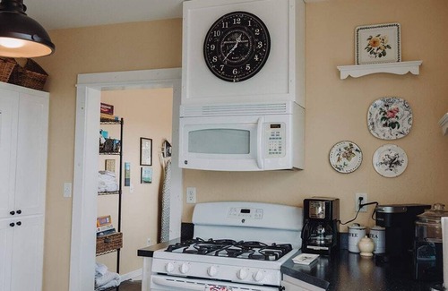 Williams House | Charming Downtown Historic Yellow House - Route 66 Retreat & Grand Canyon Nearby