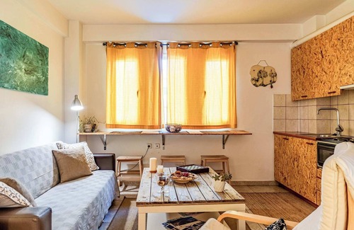 Kalamata House | Charming Downtown Retreat with Parking Spot