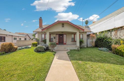 Alhambra House | Charming Downtown Retreat with free parking