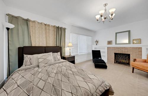 Alhambra House | Charming Downtown Retreat with free parking