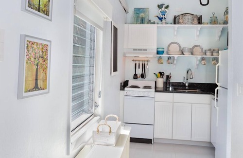 Sanibel House | Charming Duggers Tropical Village Cottage