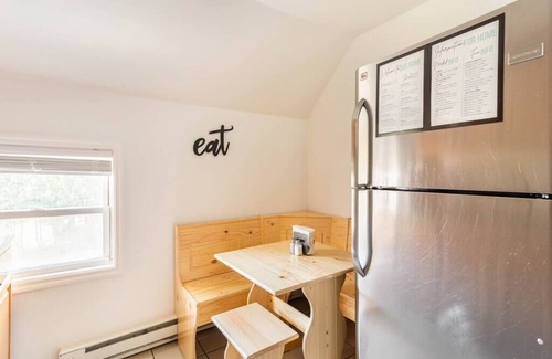 Westside Norwich House | Charming Duplex|4Min to Mohegan|18Min to Foxwoods