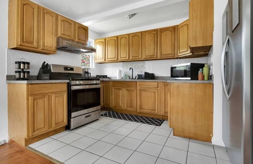 Westside Norwich House | Charming Duplex|4Min to Mohegan|18Min to Foxwoods