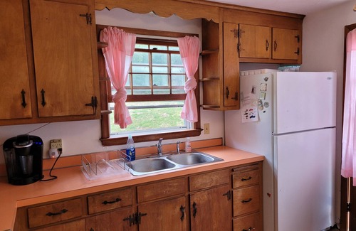East Granby House | Charming East Granby house with AC and WiFi 3 minutes to Bradley Airport