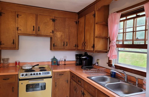 East Granby House | Charming East Granby house with AC and WiFi 3 minutes to Bradley Airport