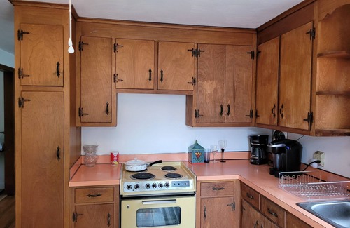 East Granby House | Charming East Granby house with AC and WiFi 3 minutes to Bradley Airport