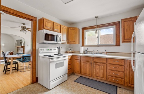 Wauwatosa Apartment | Charming East Tosa Flat - Upper