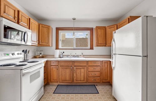 Wauwatosa Apartment | Charming East Tosa Flat - Upper