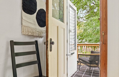 Wauwatosa Apartment | Charming East Tosa Flat - Upper