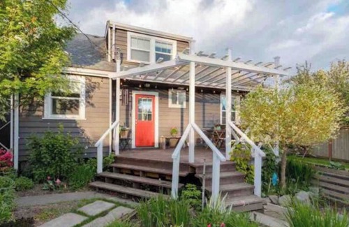 Olympia House | Charming Eastside Bungalow near downtown, a great park, and I-5!