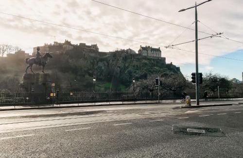 Blackburn House | Charming Edinburgh Guest Room with Private Entrance 5 min buses to city centre