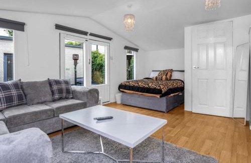 Blackburn House | Charming Edinburgh Guest Room with Private Entrance 5 min buses to city centre